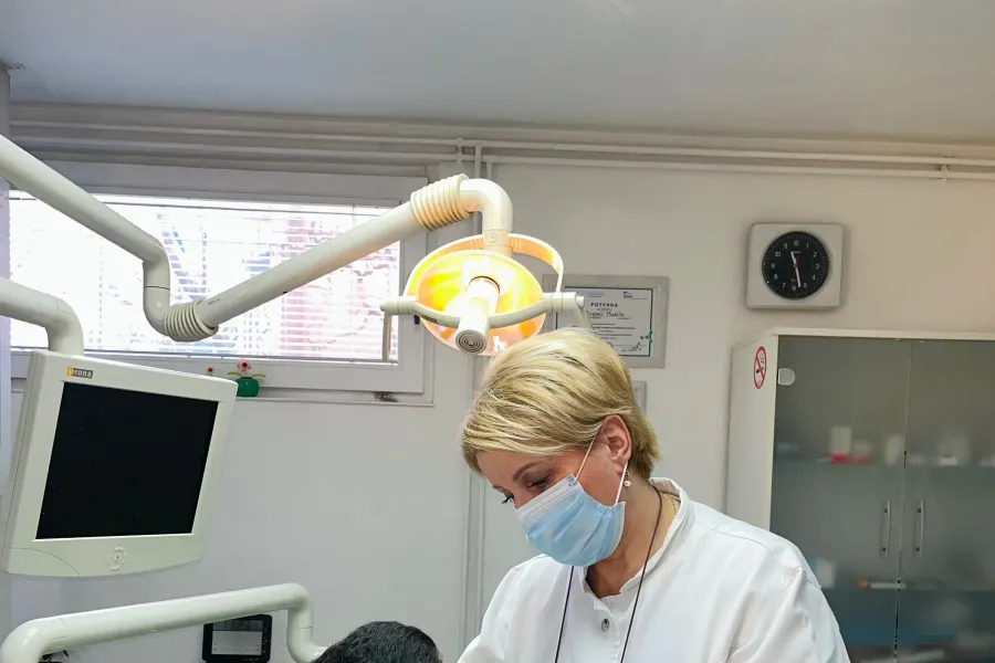Zalivanje fisura i fluorizacija: kako sprečiti karijes na vreme